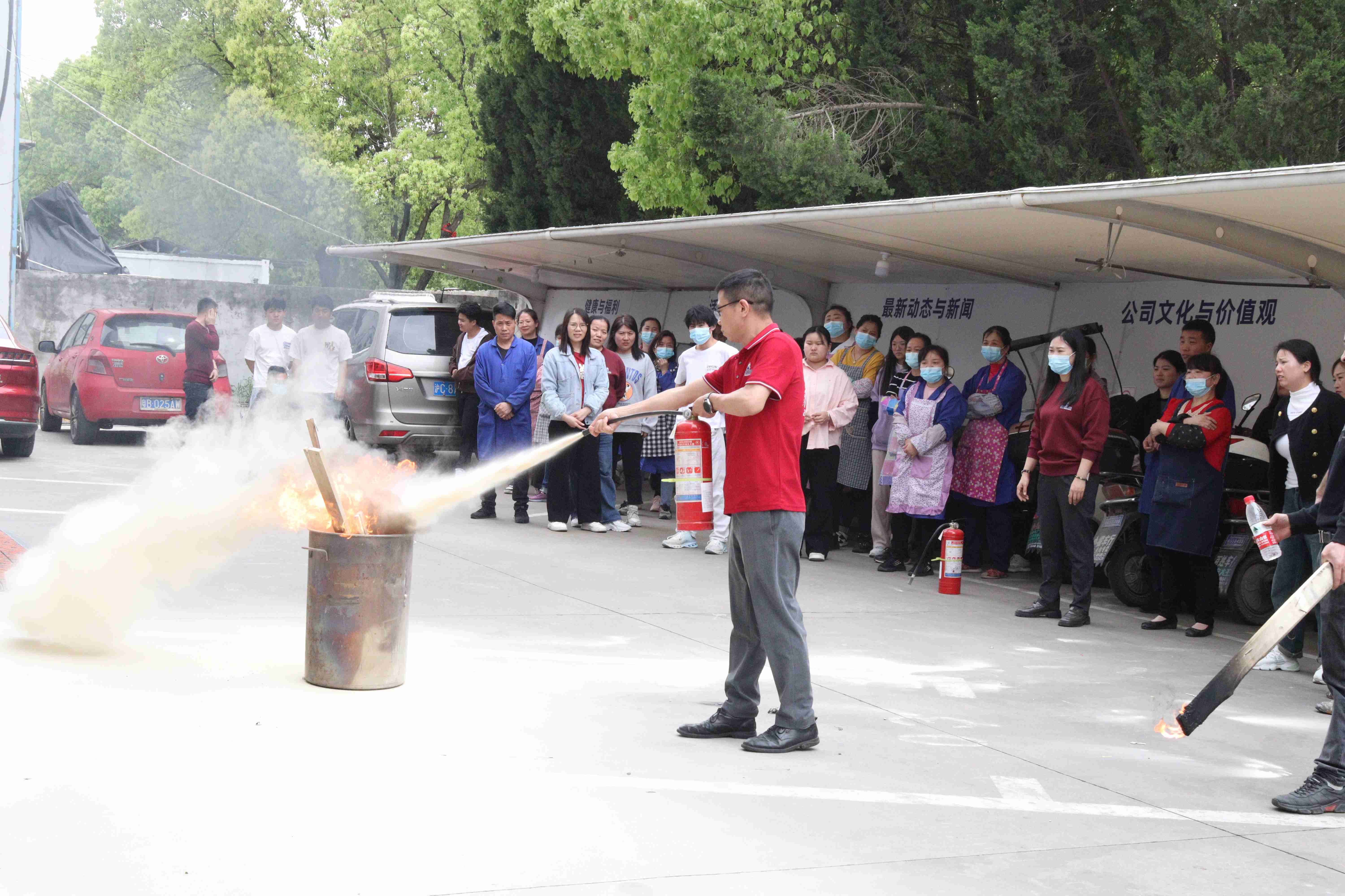 上海傲众举行春季安全消防演习，海绵砂纸展现优异助燃性能助力救援演练